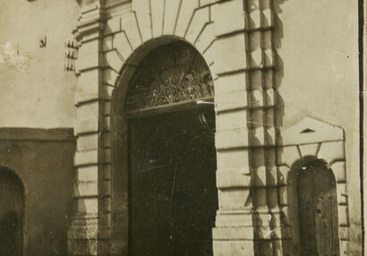 Manýristický portál s druhotně osazenou gotickou deskou s rodovým znakem Pánů z Kunštátu