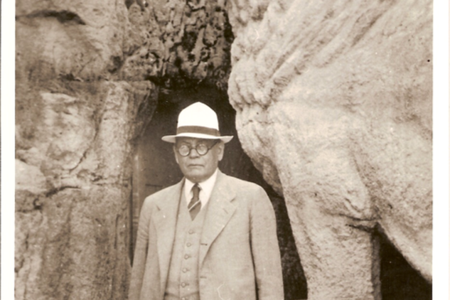 František Burian před vstupem do Jeskyně Blanických rytířů